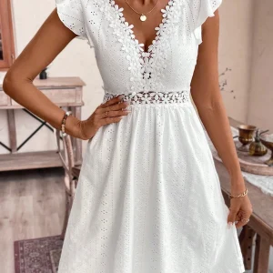 Robe d'Été en Dentelle à Encolure V | La Parisienne
