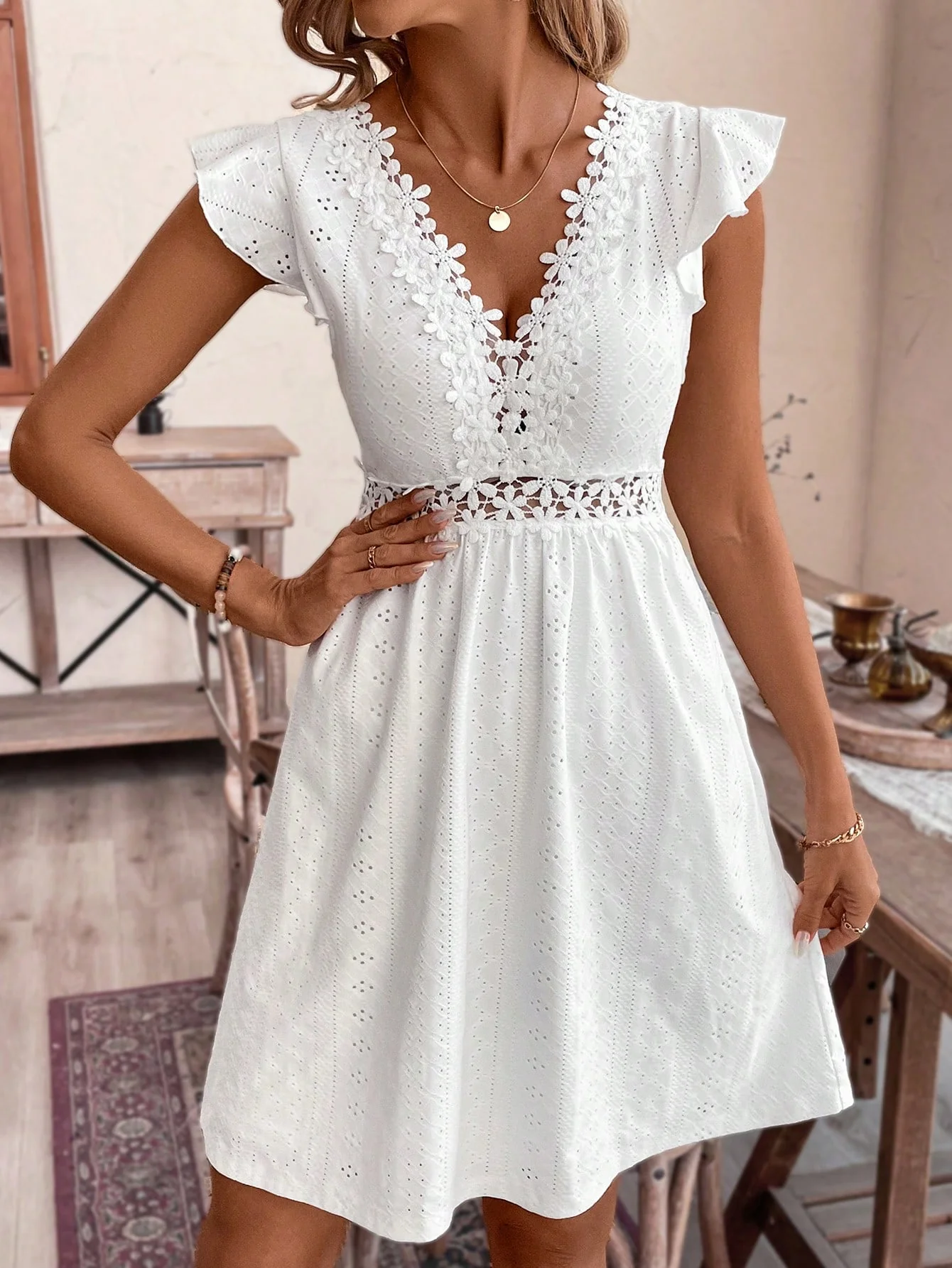 Robe d'Été en Dentelle à Encolure V | La Parisienne