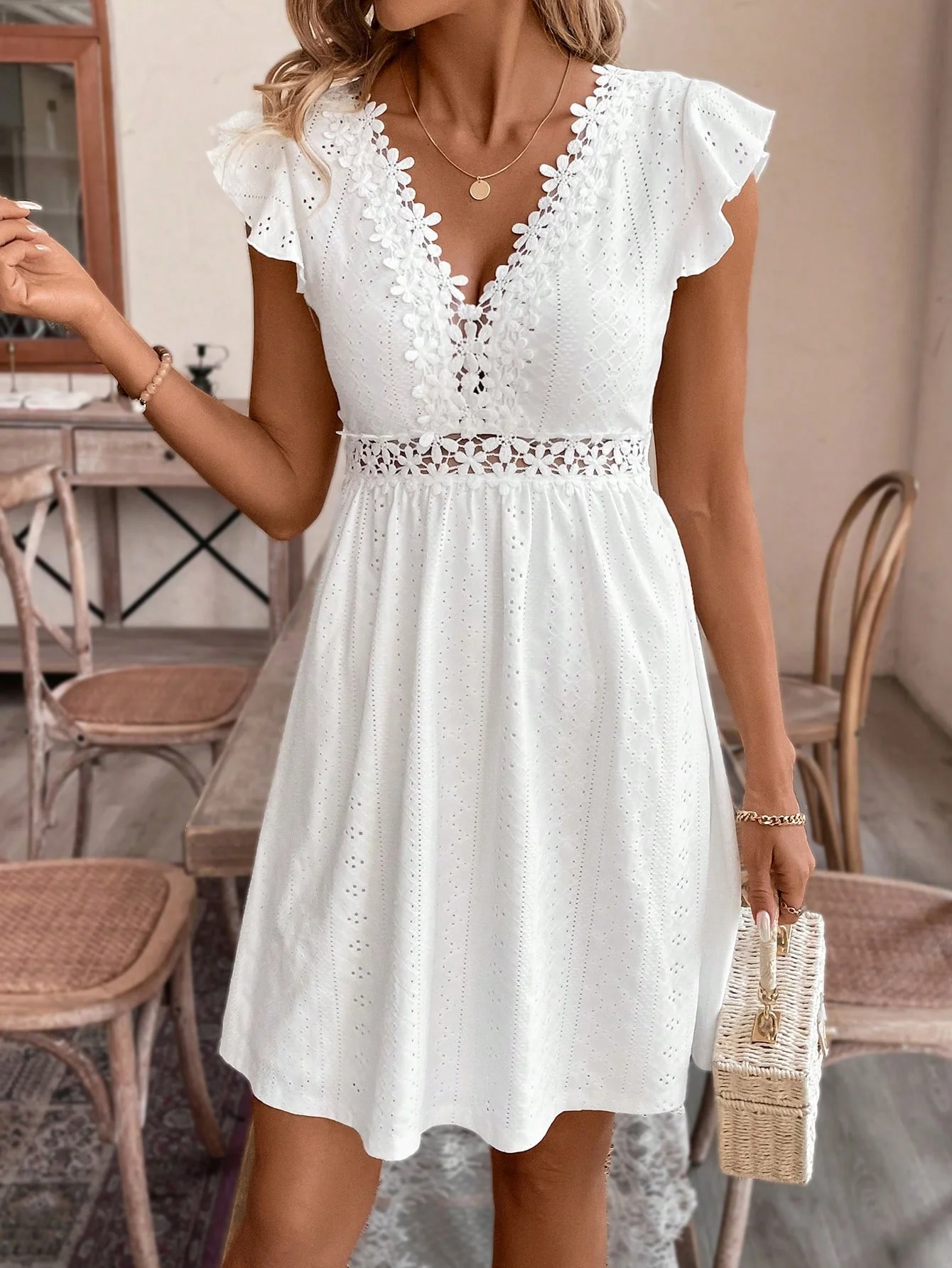 Robe d'Été en Dentelle à Encolure V | La Parisienne – Image 9