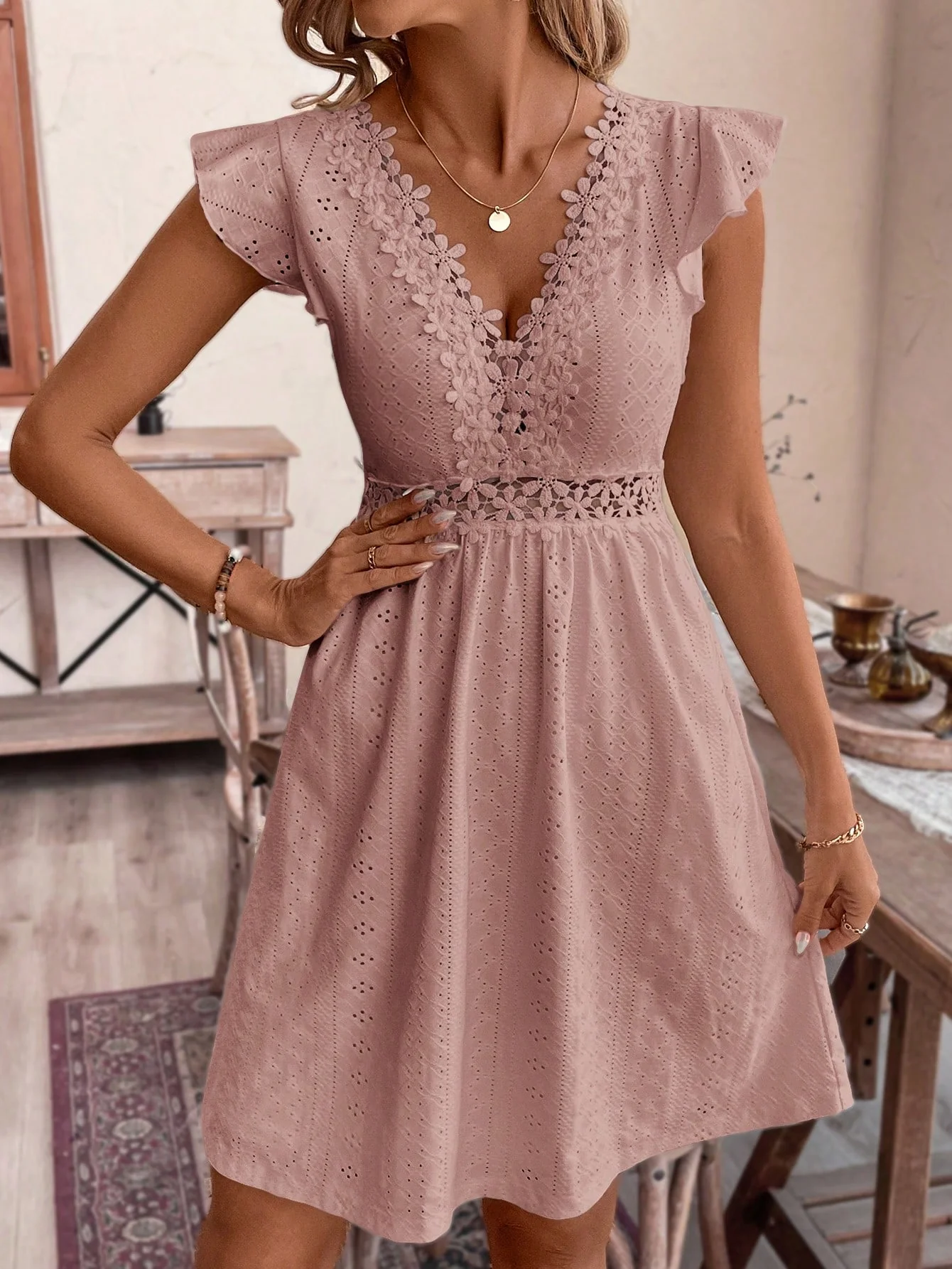 Robe d'Été en Dentelle à Encolure V | La Parisienne – Image 3