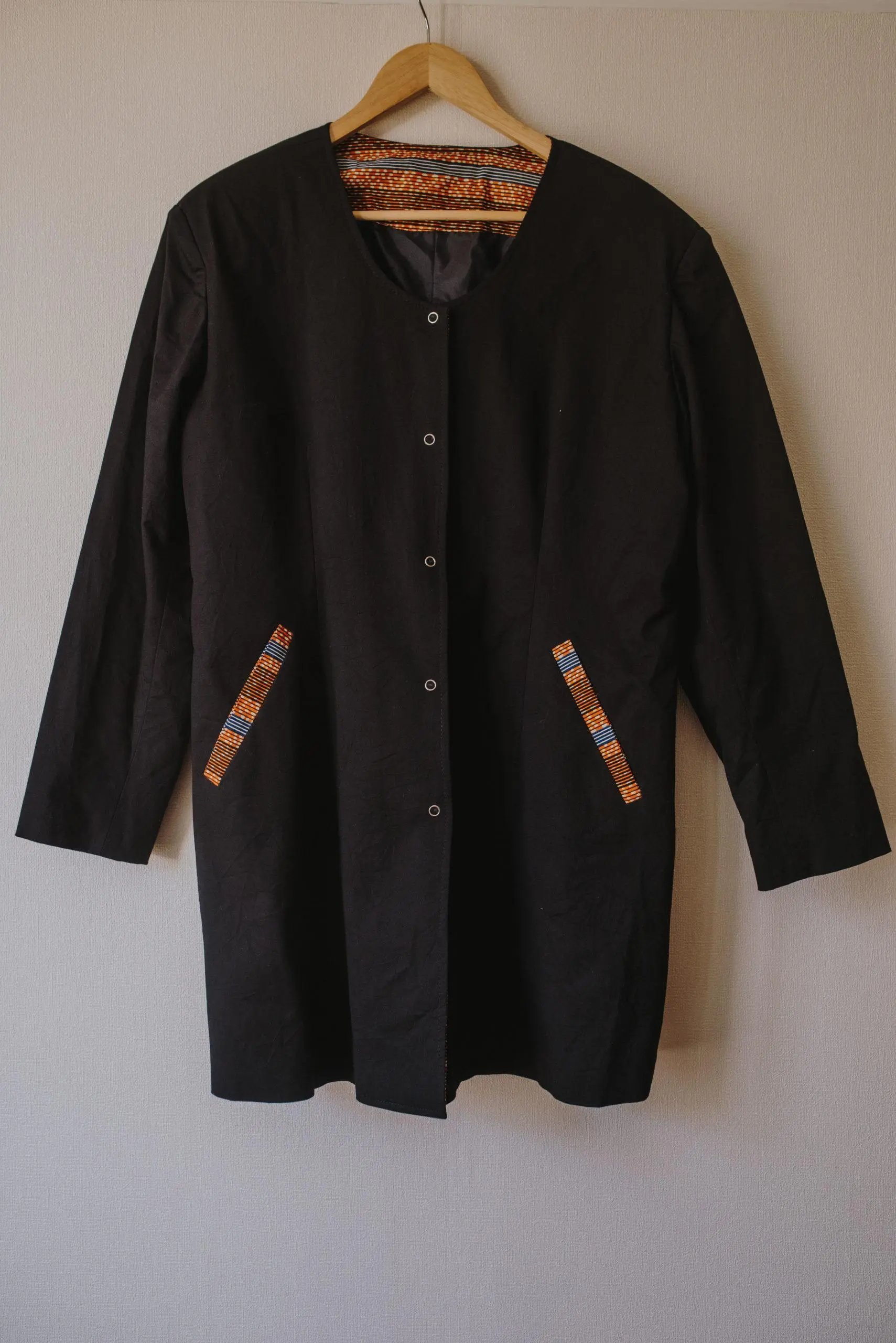 Veste noire Taille 48 customisée en Wax – Image 2