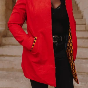 Veste longue rouge customisée en Wax