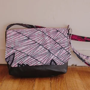 Sac bandoulière en similicuir et wax fleuri marque J&S