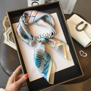 Carré 100% Soie Décoration Surréaliste Femme | La Parisienne