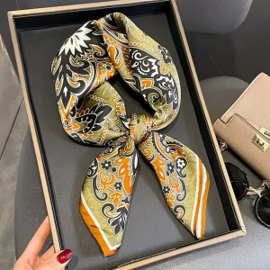 Carré 100% Soie Vert Ornement Chic Femme | La Parisienne