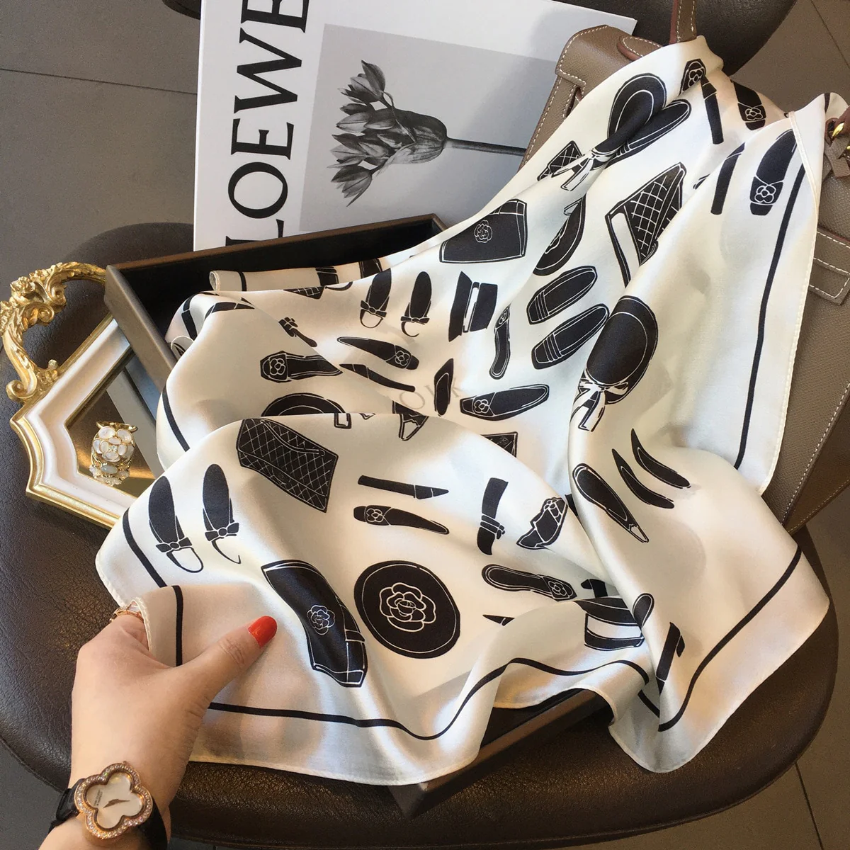 Carré 100% Soie Décoration Moderne Femme | La Parisienne – Image 2