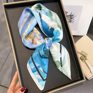 Carré 100% Soie Motif Flore Bleu Femme | La Parisienne
