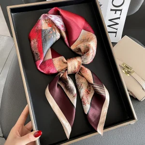 Carré 100% Soie Rose Moderne Femme | La Parisienne