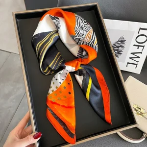 Carré 100% Soie Raffiné Femme | La Parisienne