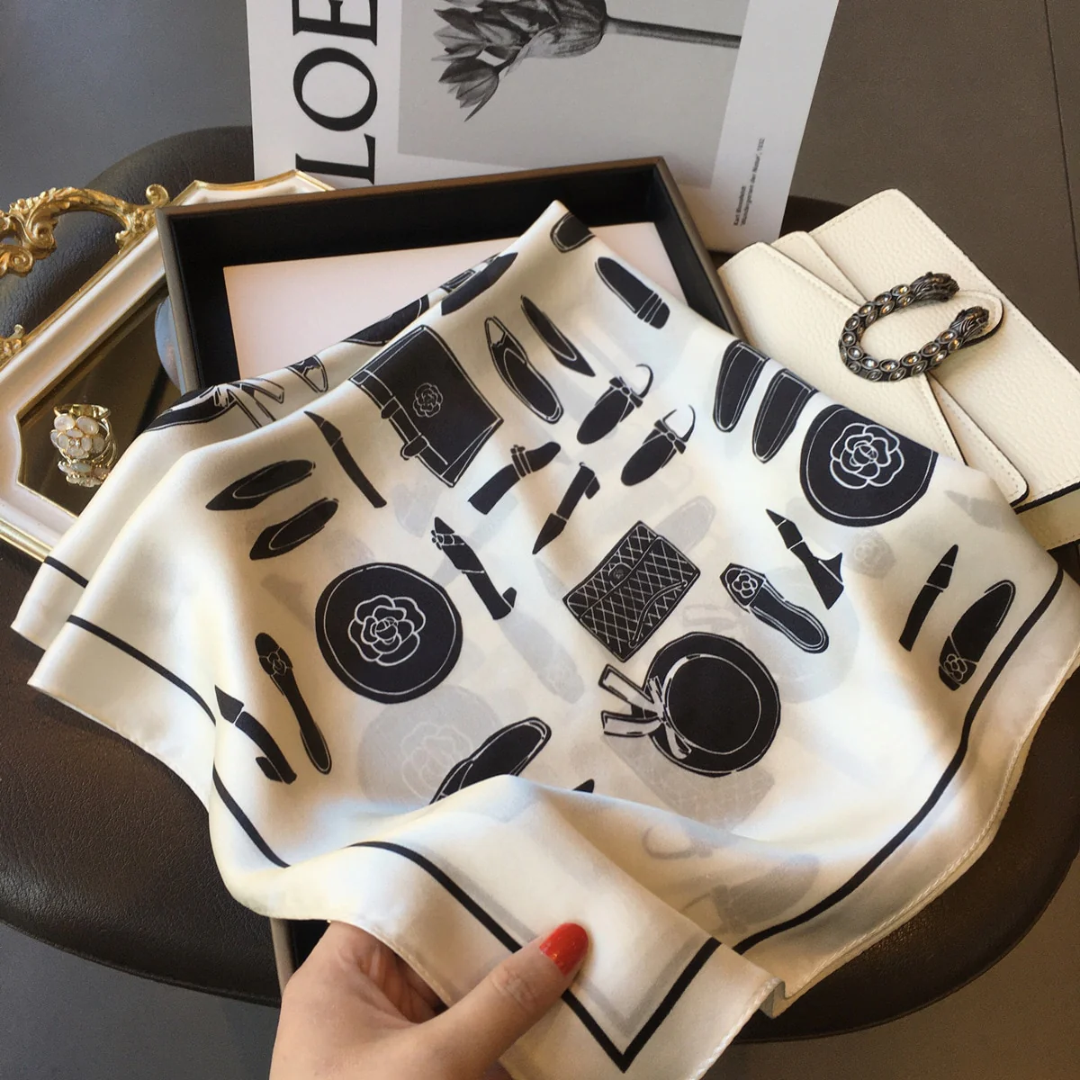 Carré 100% Soie Décoration Moderne Femme | La Parisienne – Image 5
