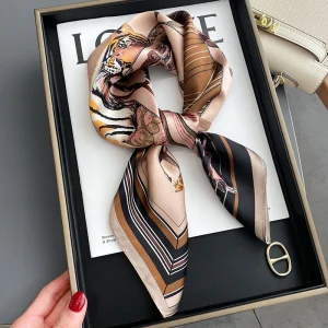 Carré 100% Soie Motif Tigre Femme | La Parisienne